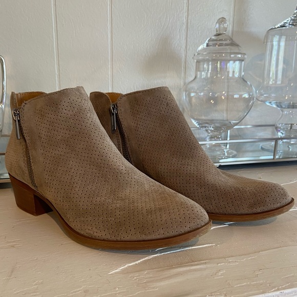 Lucky Booties - Picture 1 of 3